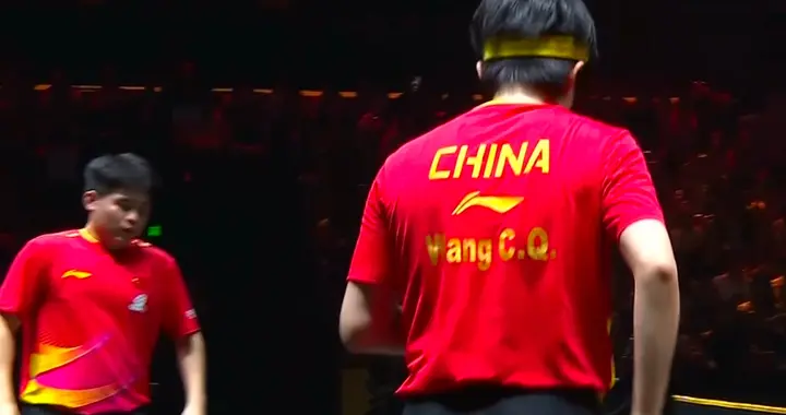 林诗栋/王楚钦横扫法尔克/卡尔森进8强！全场压制，赛后积极总结