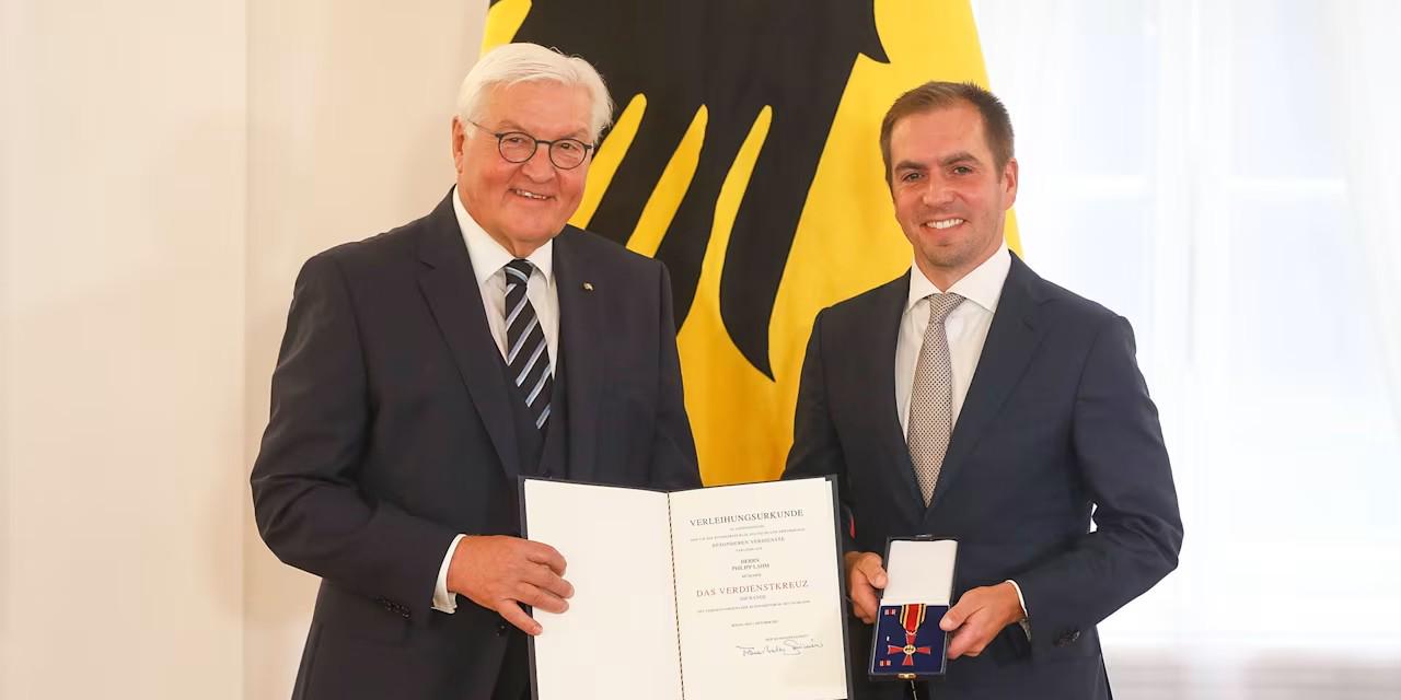德国总统在统一日前举行表彰仪式，拉姆被授予联邦十字勋章