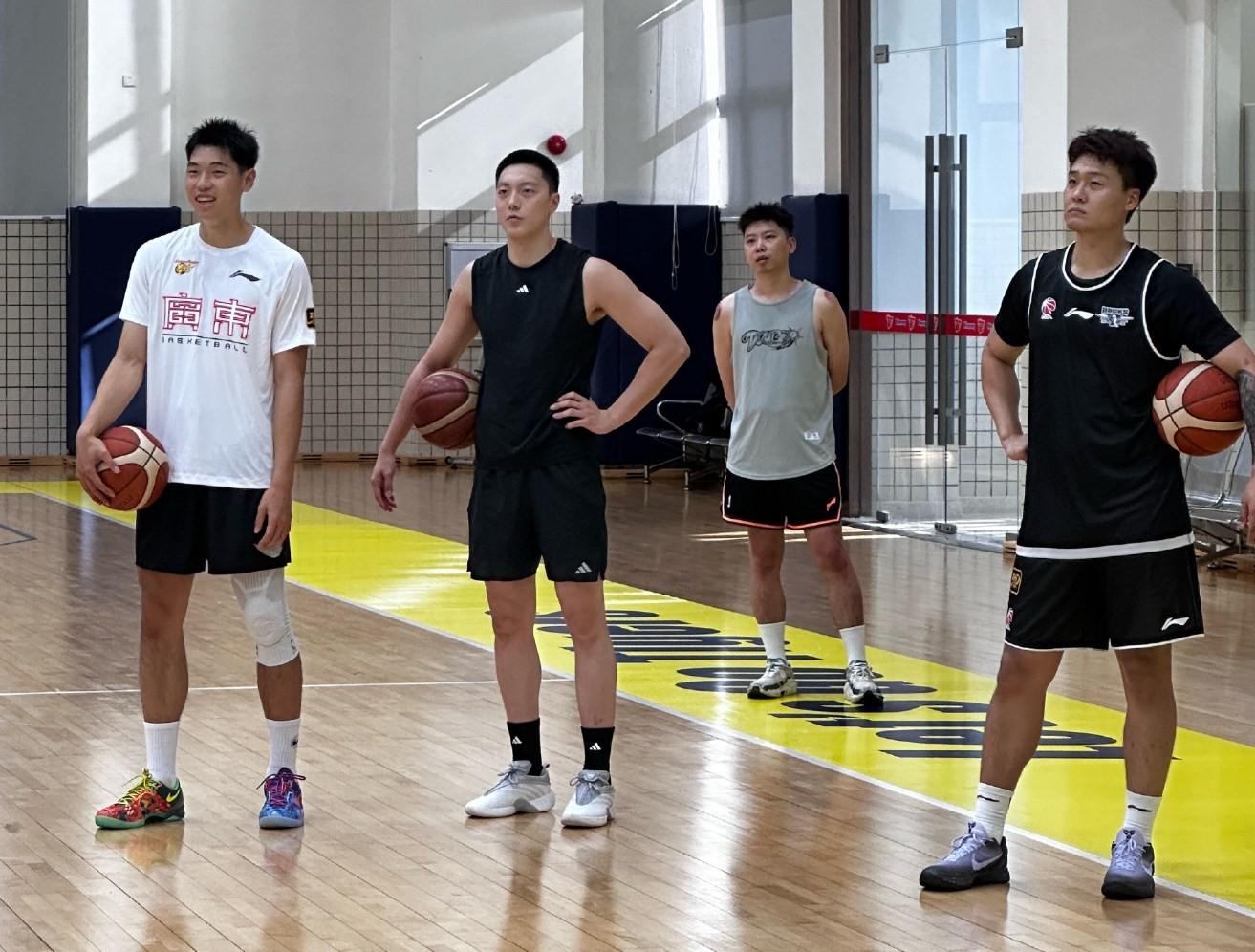 一下错乱了，赵睿在广东男篮训练基地身穿首钢训练背心