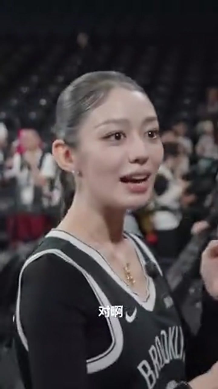 郎朗妻子吉娜来到中国赛现场 和曾凡博互动