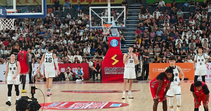 广东胜美国球队！黑白矮同框齐发挥，锋线隐患大，杜锋瞎用人！