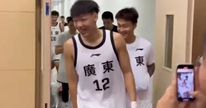 青春回来了！赵睿球员通道高喊let’s go tiger，全员龇牙咧嘴！