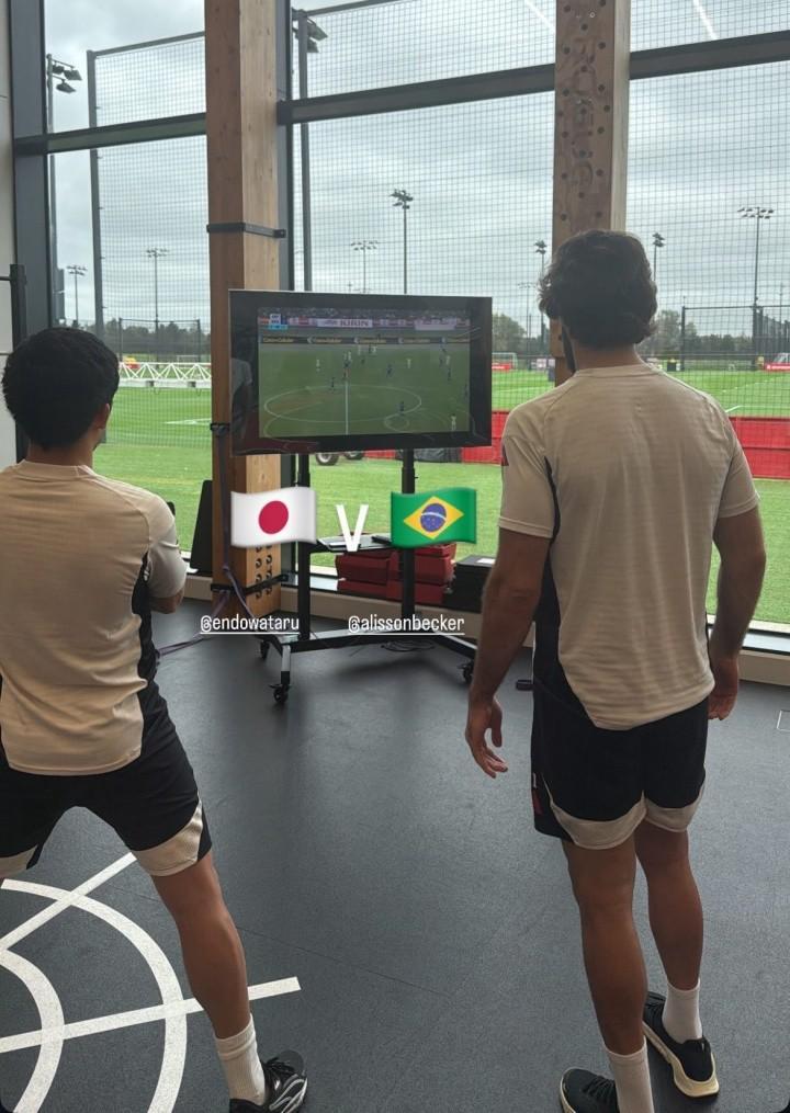 什么心情？阿利松晒照分享自己和远藤航观看日本vs巴西直播