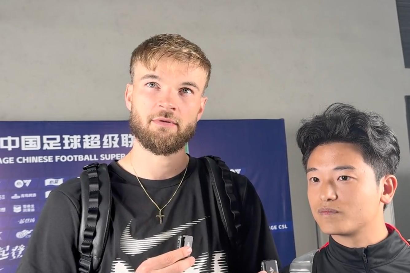 莱切特：成都球迷是中国最好的，翻过广告板能和他们一起庆祝