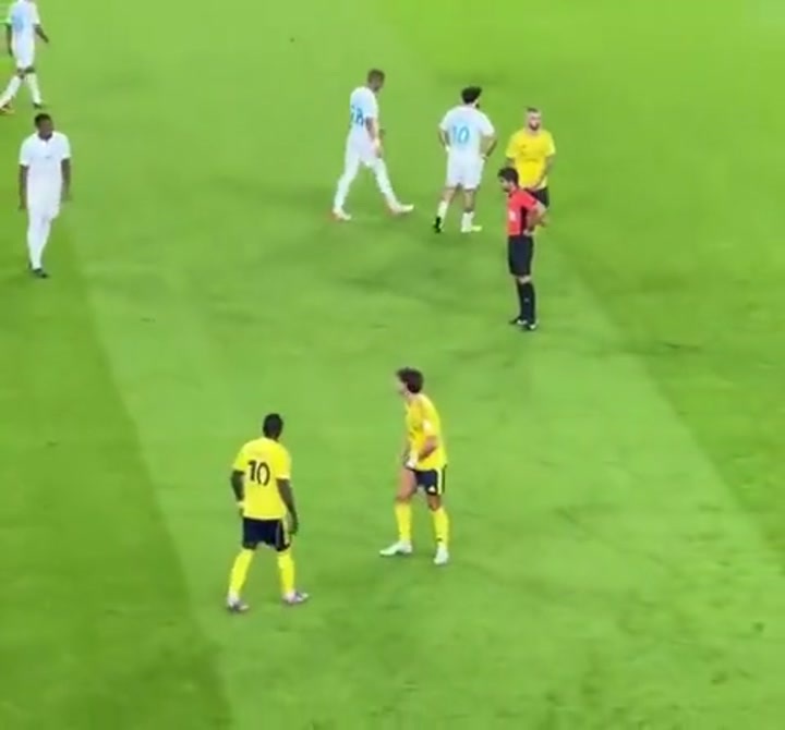 实拍菲利克斯进球后正在展示大腿 看到C罗过来绷不住了