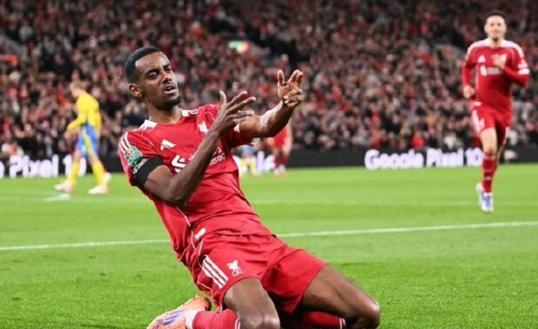 邮报：伊萨克踢水晶宫84分钟被换下 因AI工具显示有受伤风险