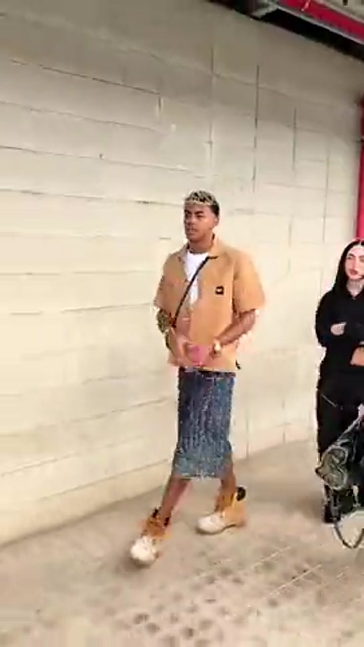 俩人感情挺好！亚马尔带着女友现身国王联赛