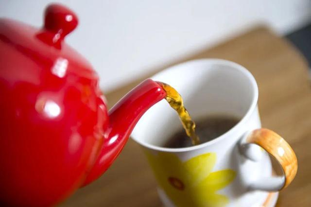 阿莫林：我不太喜欢喝茶，尤其不理解有人往茶里加牛奶