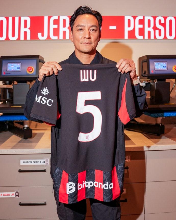 吴彦祖造访米兰，获赠5号印号球衣，并喊出Forza Milan!