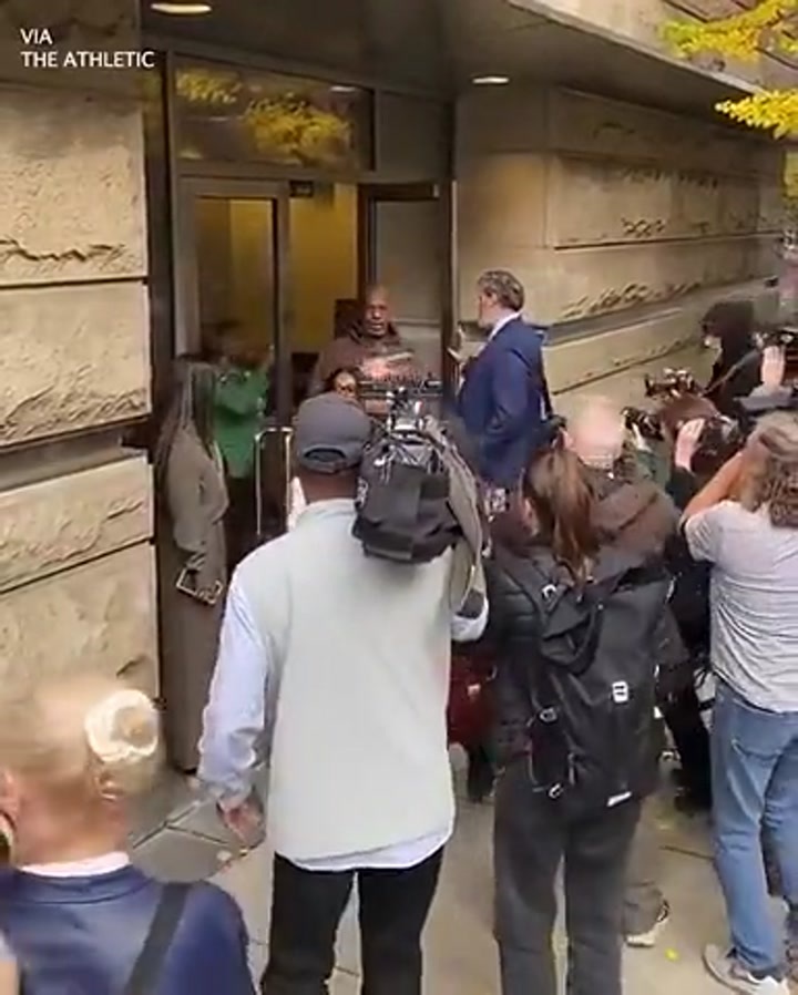 表情凝重！比卢普斯被提审完离开法院画面曝光