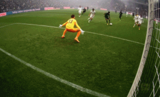 半场：拜仁0-0门兴，卡斯特罗普直红，路易斯-迪亚斯失良机