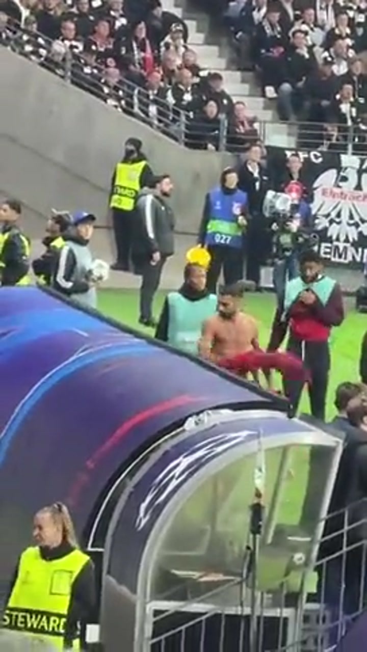 怒了！球迷现场实拍萨拉赫怒摔衣服