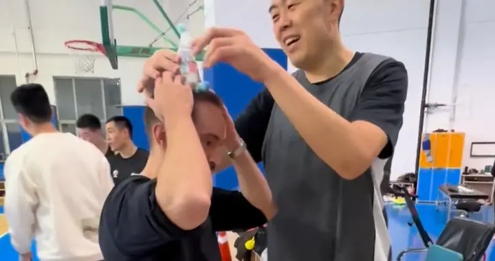 辽篮为外教庆生！继伟舔蛋糕，高诗岩与队友摁头，韩德君笑开花！