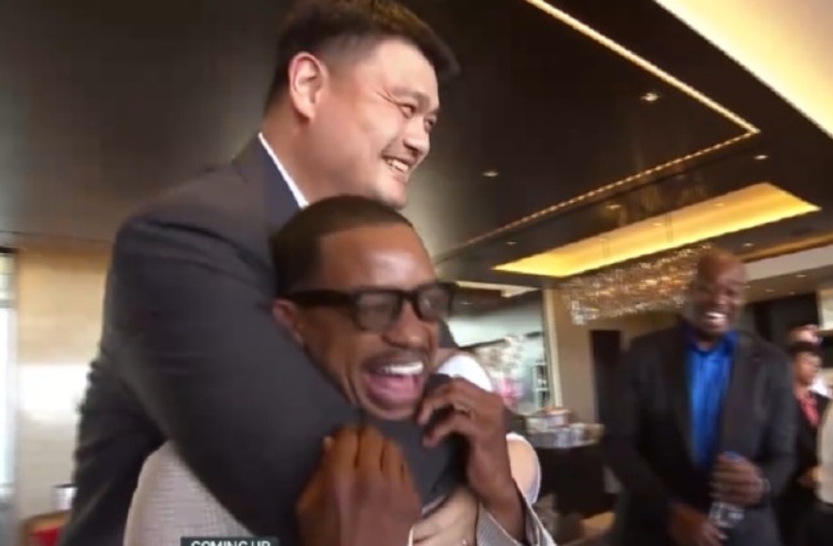 姚明弗老大见面亲切相拥 旁边兰德里笑出了大白牙