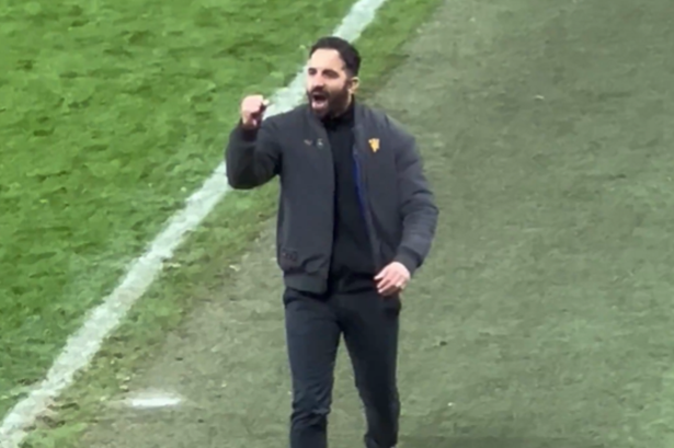 曼晚：赢布莱顿让阿莫林释放了累计12周的压力，赛后罕见庆祝