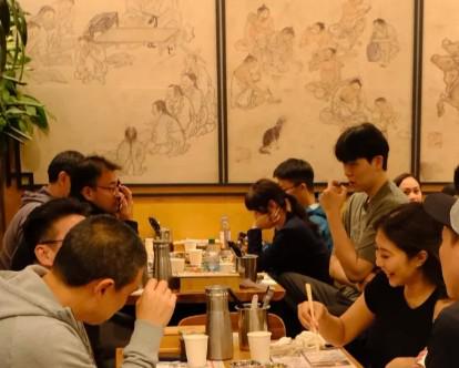 杨瀚森携女友吃饭被喷，媒体人：姚明那时若有自媒体是否也会被喷