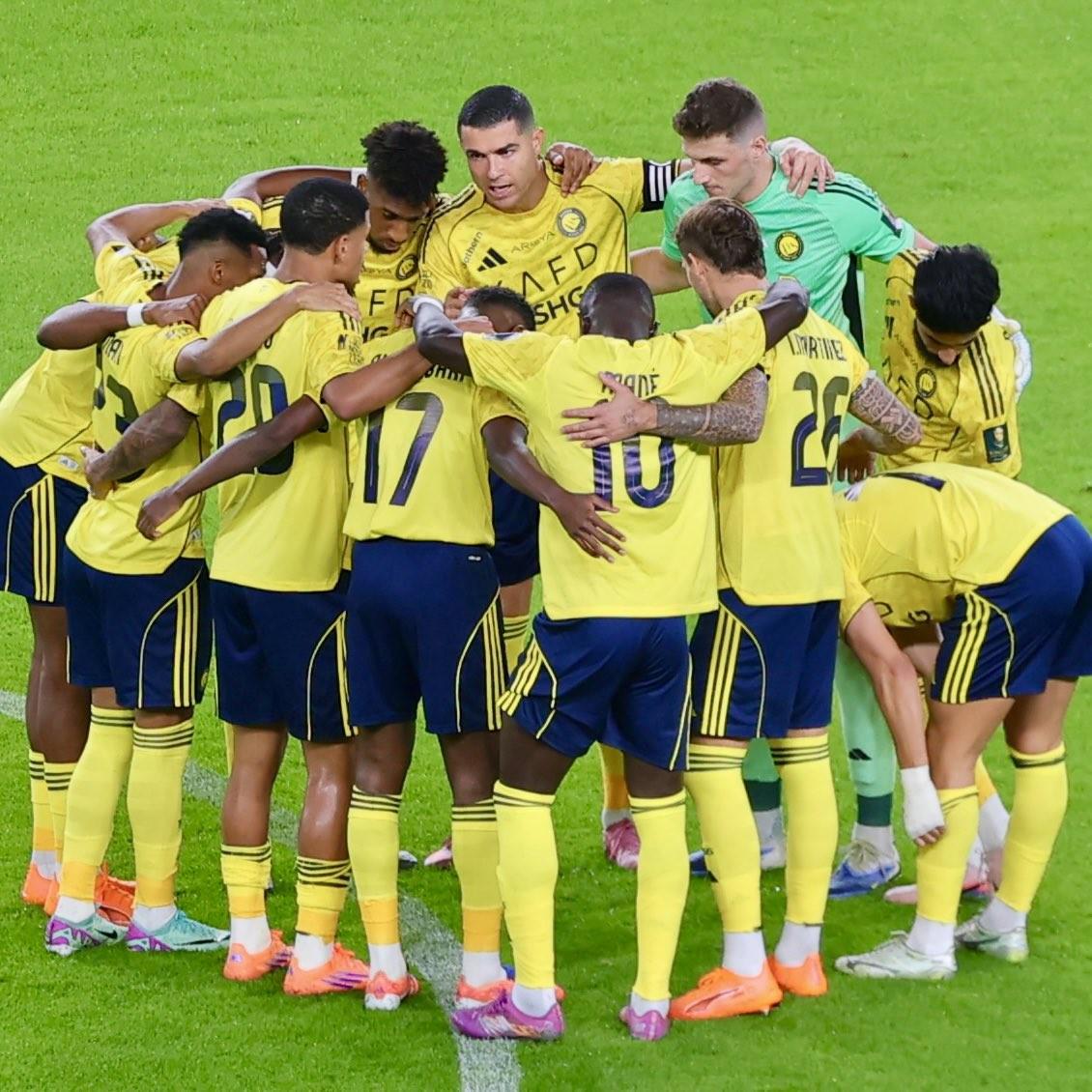 杯赛遭淘汰，C罗晒照鼓励队友：我们昂首挺立，携手前行