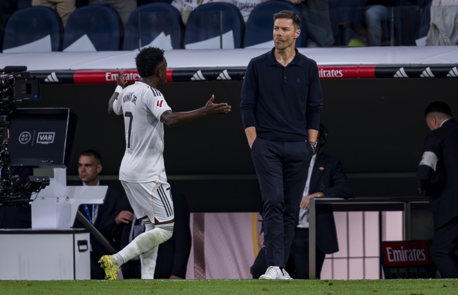 世体：维尼修斯训练中与阿隆索拥抱 更衣室紧张氛围有所缓解