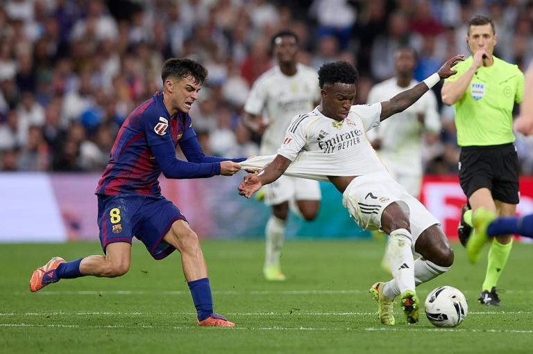 佩德里奋力拉拽维尼修斯球衣，古利特：他应被直红罚下，而不是黄牌