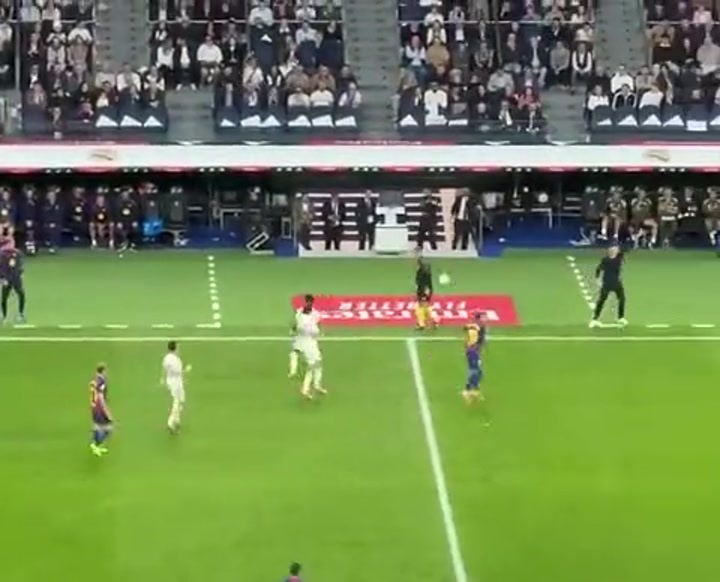 实拍维尼修斯怒踢皮球 把亚马尔吓到了