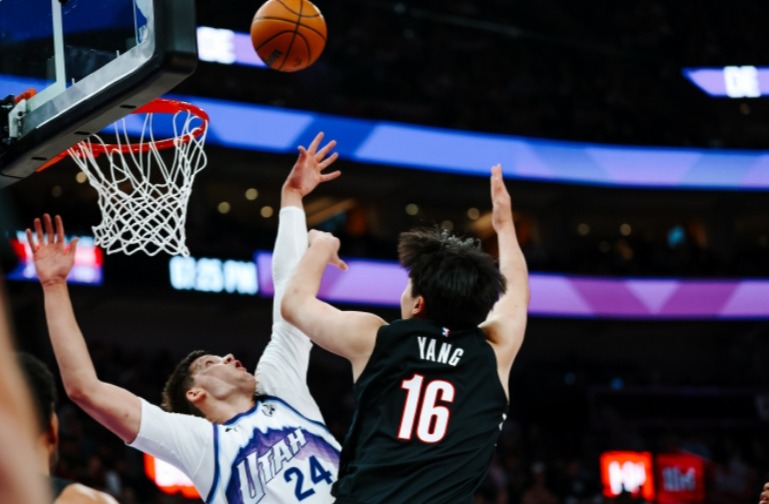 实拍杨瀚森对抗强硬勾手打进拿到两分