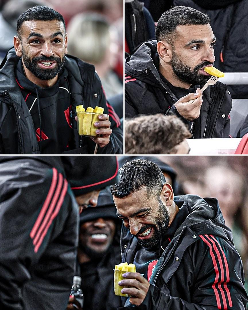 神态轻松，对水晶宫比赛未进入大名单的萨拉赫被拍到在场边吃菠萝