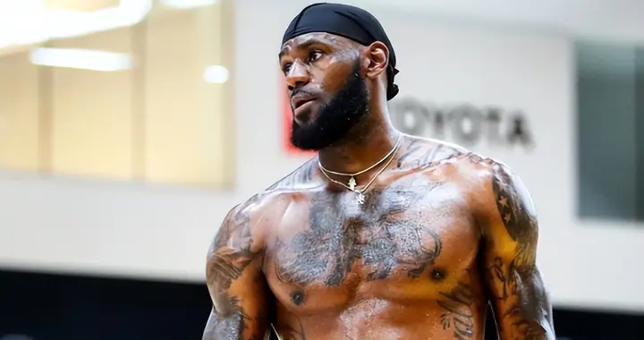 众所周知詹姆斯肌肉遍布全身，为何却几乎看不到胸肌和腹肌呢？