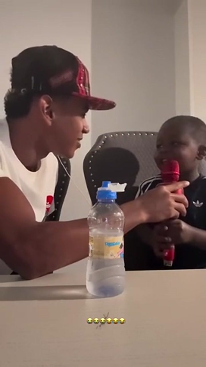 亚马尔与弟弟同唱夏奇拉歌曲《Waka Waka》