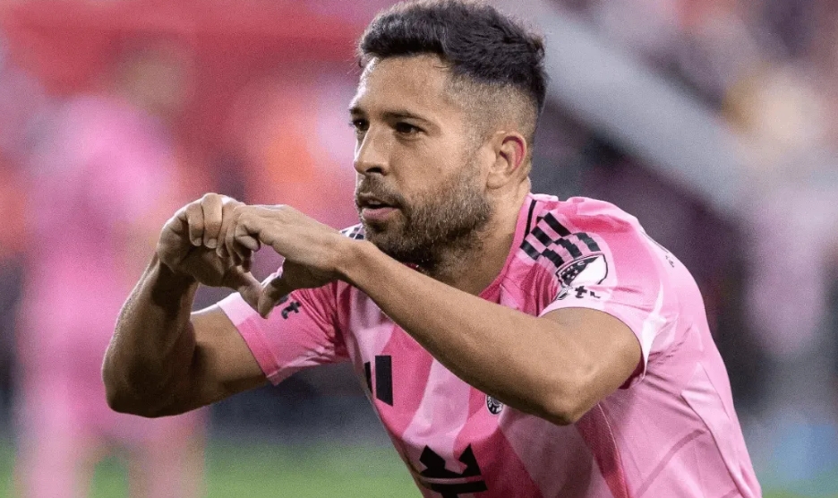 阿尔巴：梅西就是历史上最好的球员 有幸和他有如此的默契