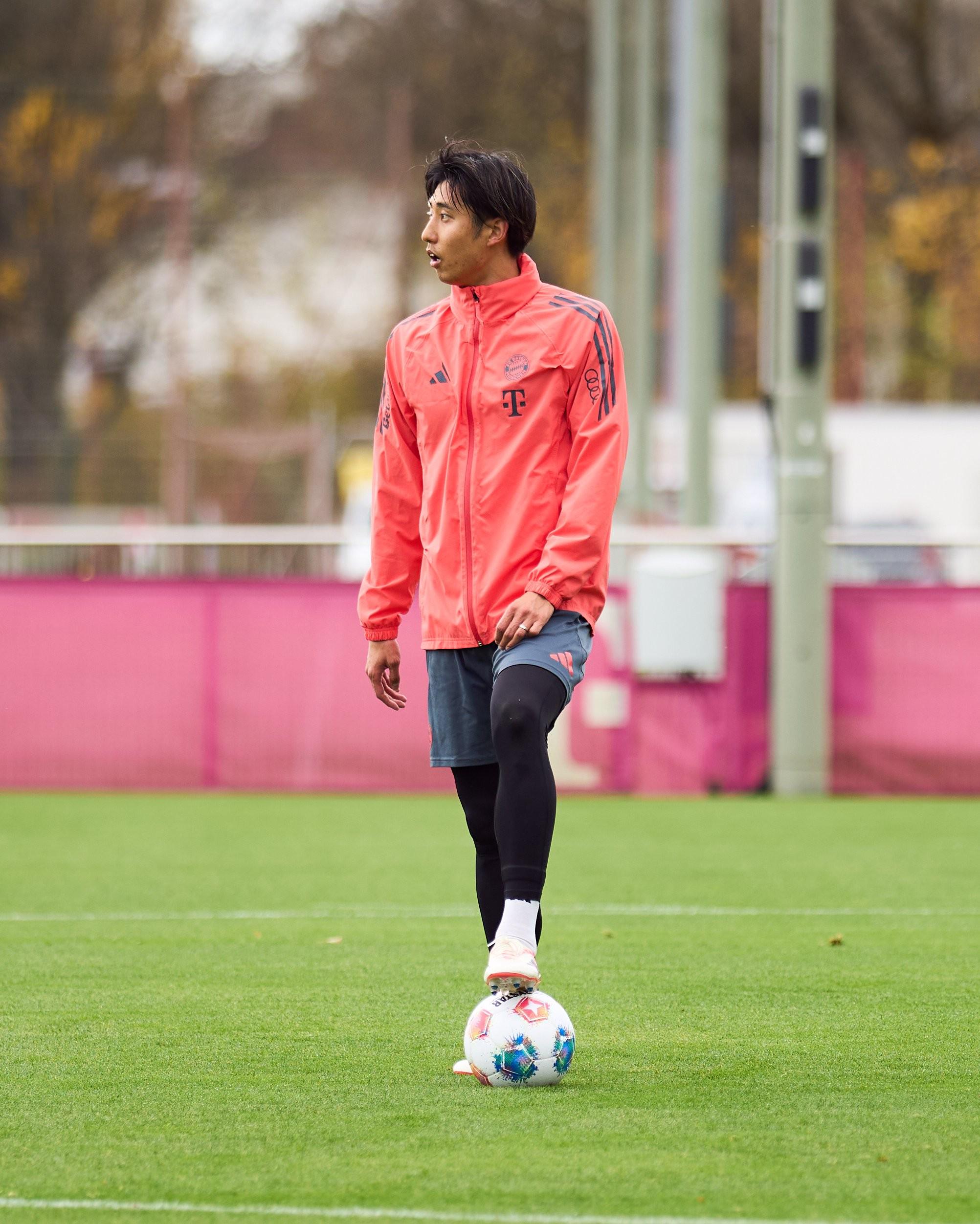 拜仁官方：阿方索-戴维斯、穆西亚拉、伊藤洋辉今天完成个人训练