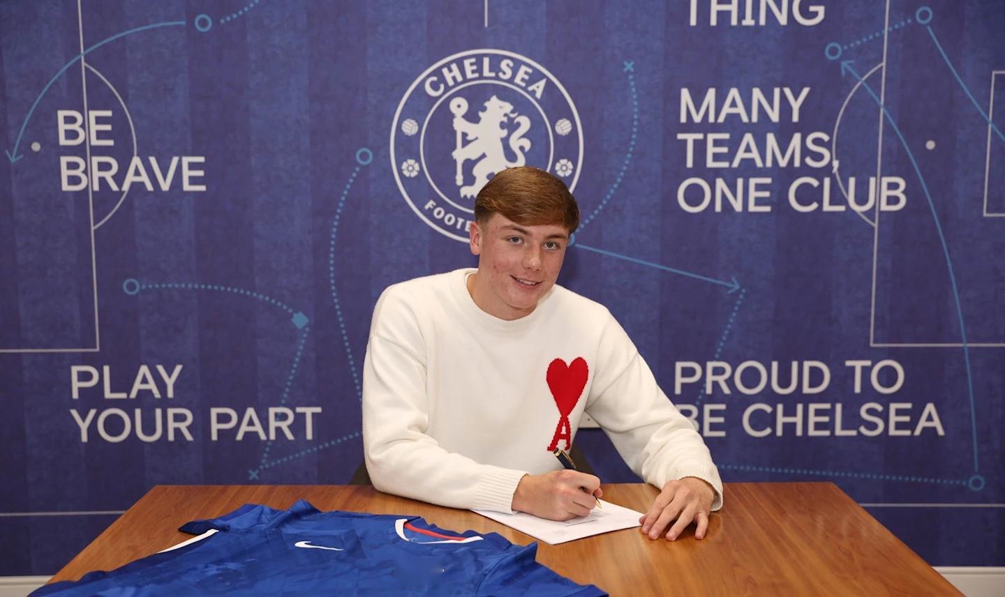 官方：17岁后卫莱维-理查兹与切尔西签下首份职业合同