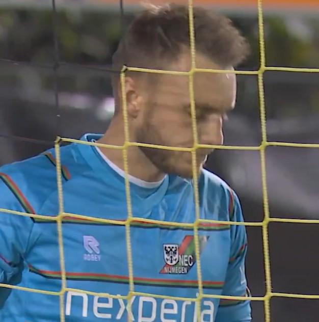 因肠穿孔休战的36岁门将西莱森时隔7个月复出，比赛中完成8次扑救