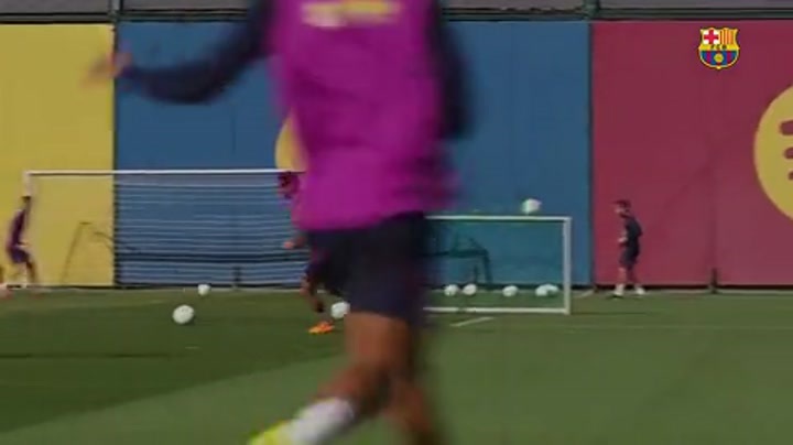 巴萨训练视频：莱万和什琴斯尼玩石头剪刀布