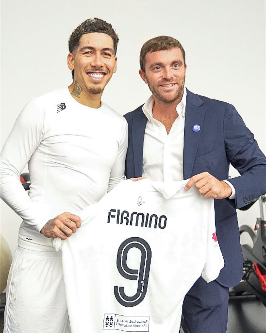 现场观看完菲尔米诺比赛后，罗马诺分享与他的合照