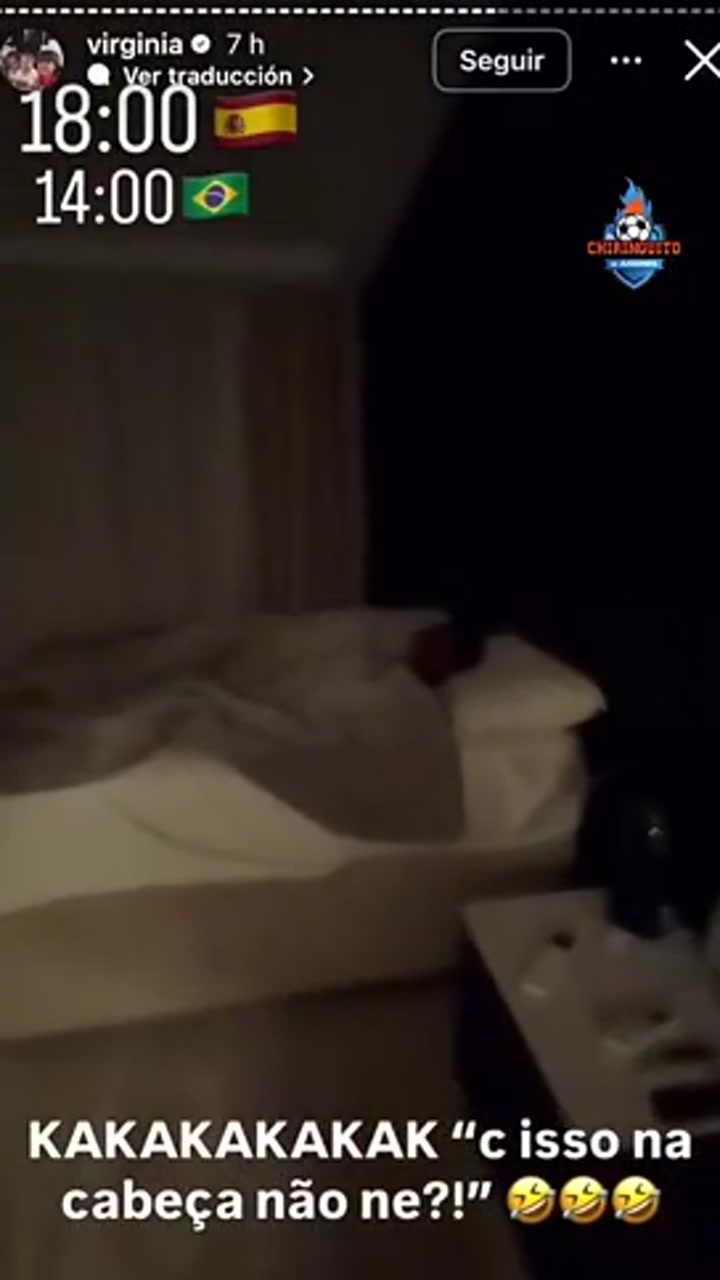 女友头戴皇马围巾叫醒正在睡觉的维尼修斯：你喜欢吗？