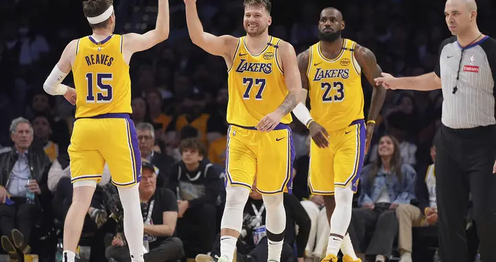 场均爆砍45+12+8，历史首人，里弗斯把话挑明：湖人该送走詹姆斯