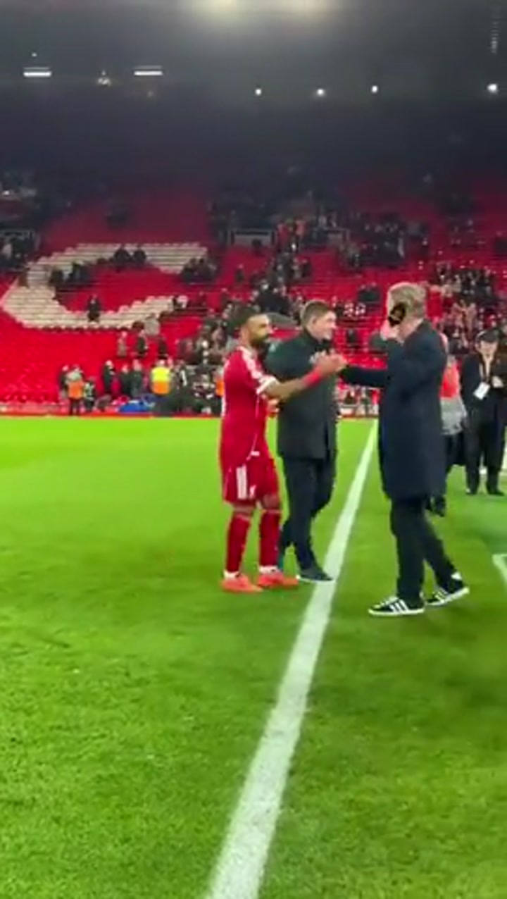 实拍杰拉德和麦克马纳曼祝贺萨拉赫为利物浦打入第250球