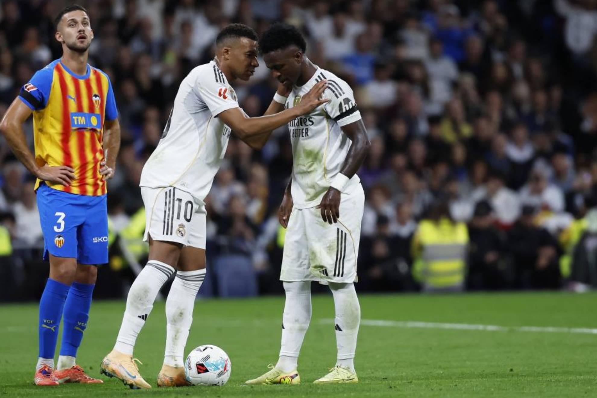 马卡：维尼修斯抢罚点球破坏了姆巴佩戴帽的机会，后者无表示