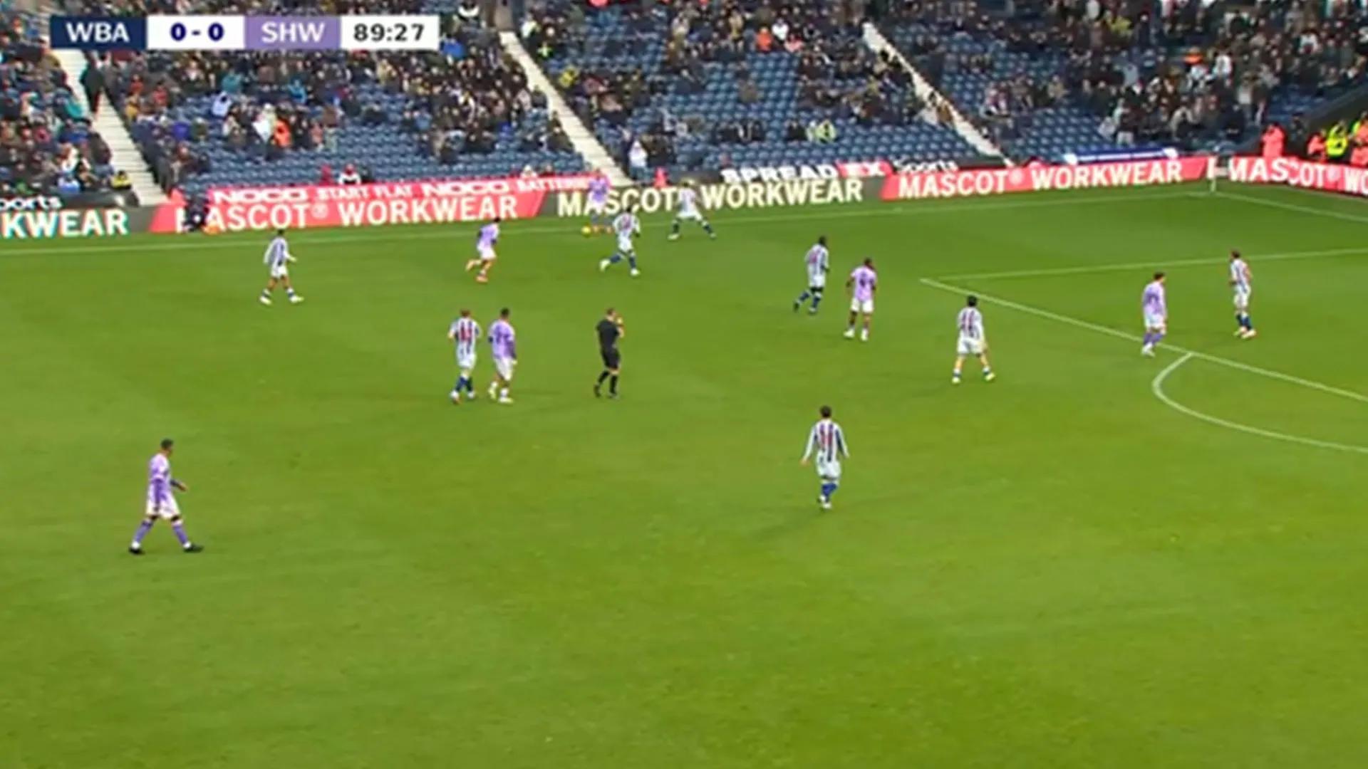 西布朗与谢周三在比赛中同穿白色球裤，导致难以分辨场上球员