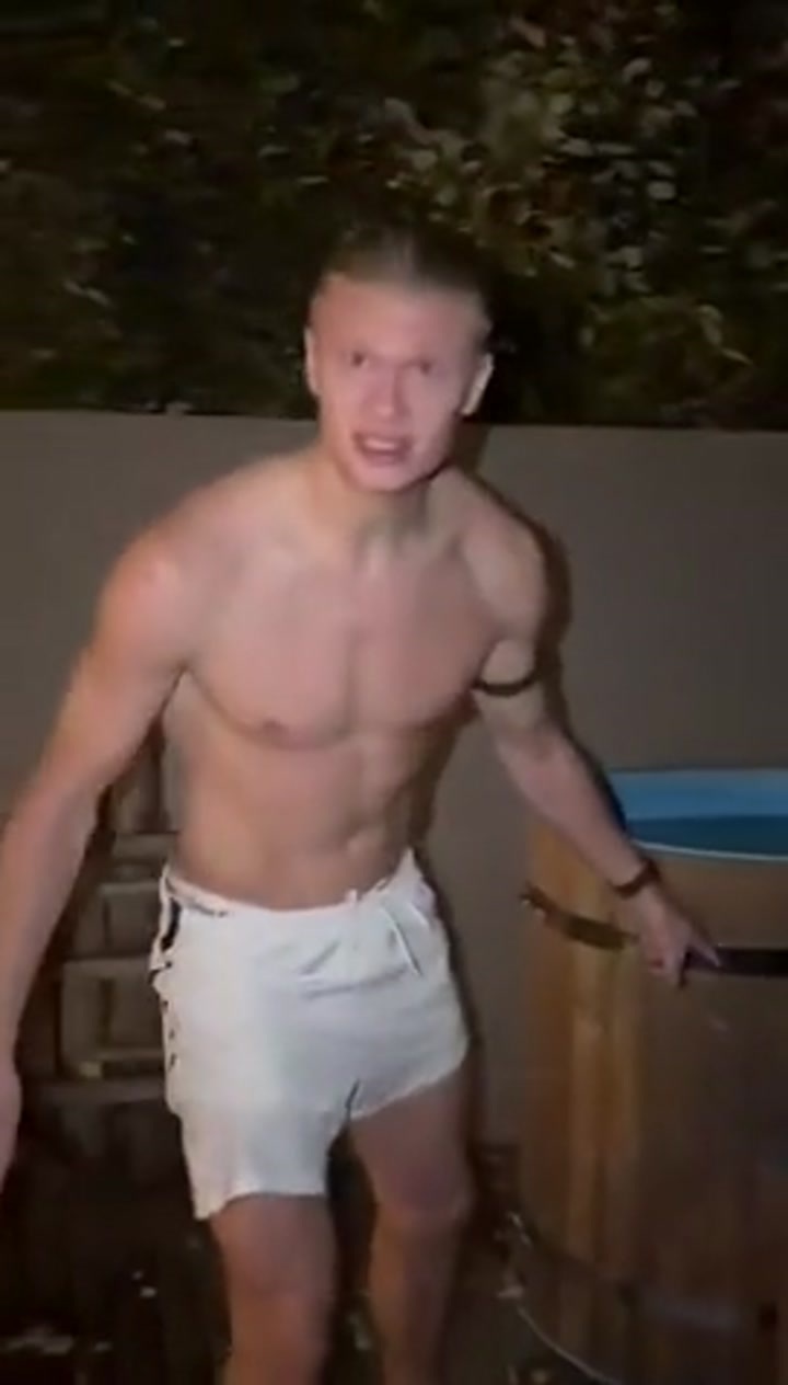 哈兰德赛后社媒晒最佳奖杯+冰水浴