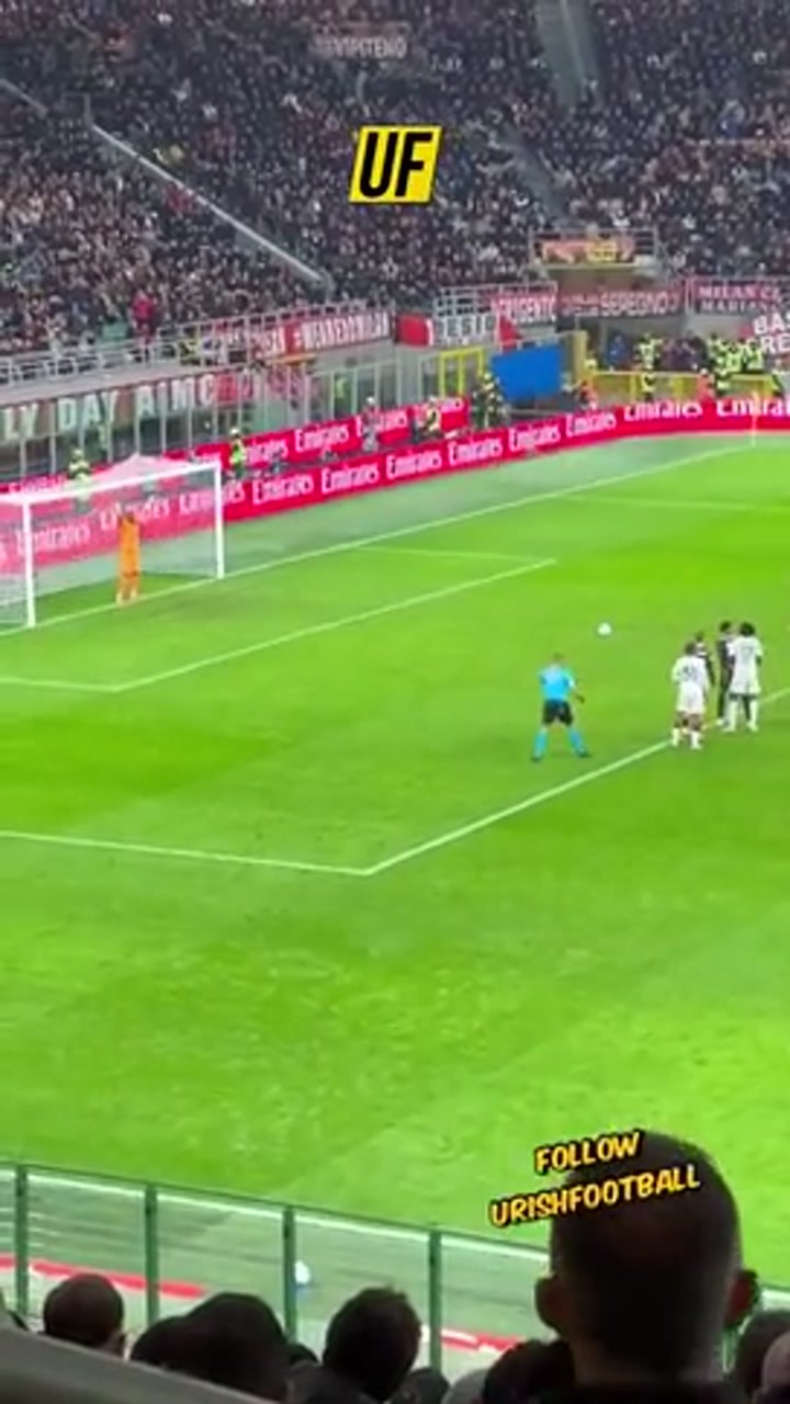 全场沸腾！现场球迷拍摄迈尼昂神勇扑出迪巴拉点球！