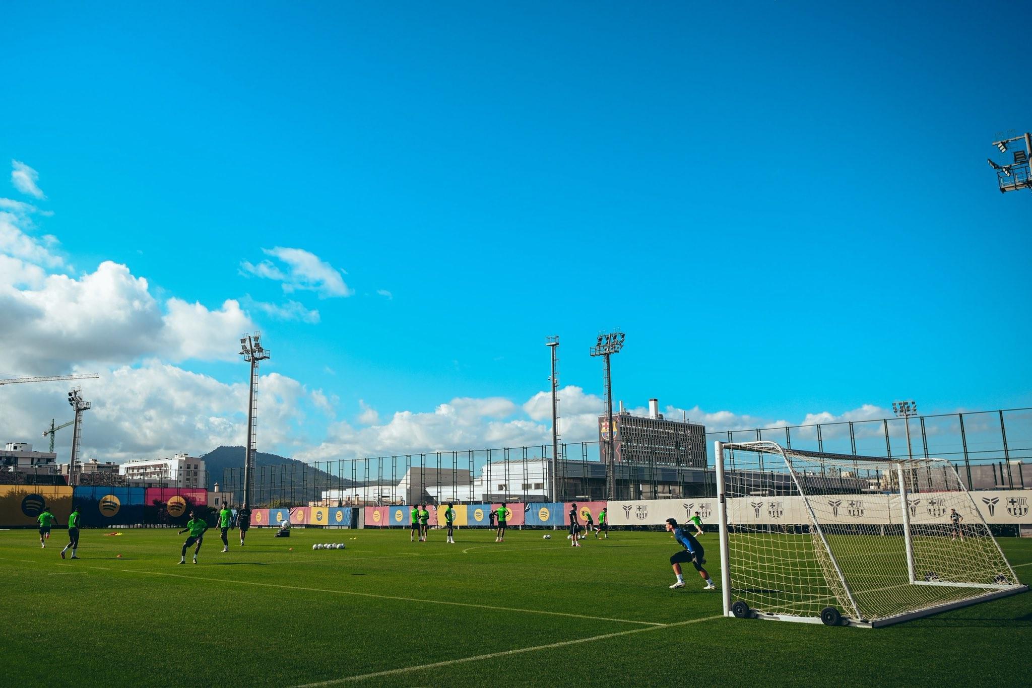 友好，巴萨今天上午把训练设施借给埃尔切全队用于恢复训练