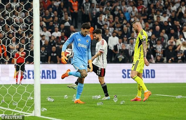 感受土超的气氛，埃德森在伊斯坦布尔德比中遭球迷投掷塑料杯