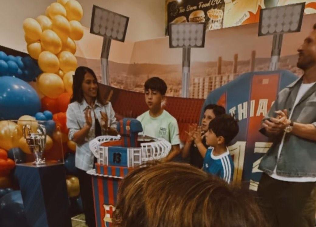 庆祝大儿子蒂亚戈13岁生日，梅西一家举办了巴萨主题生日派对