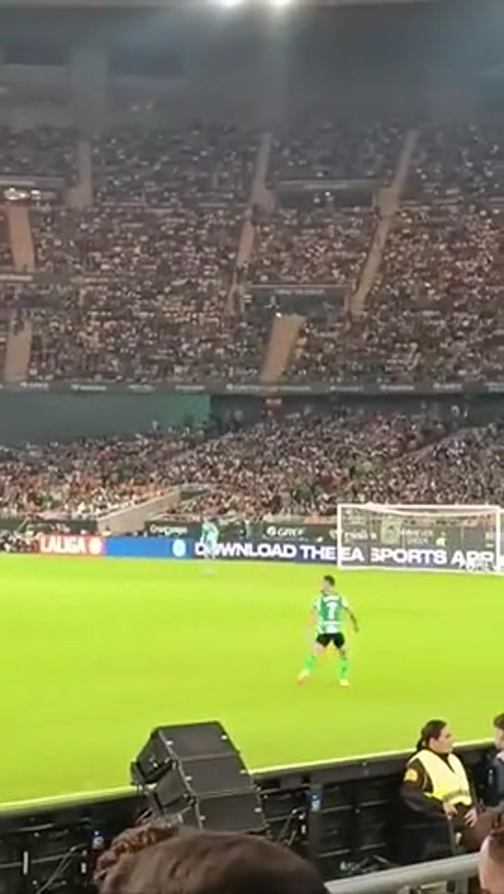 实拍安东尼喝水时发现球队发起进攻 立马要球助攻队友破门