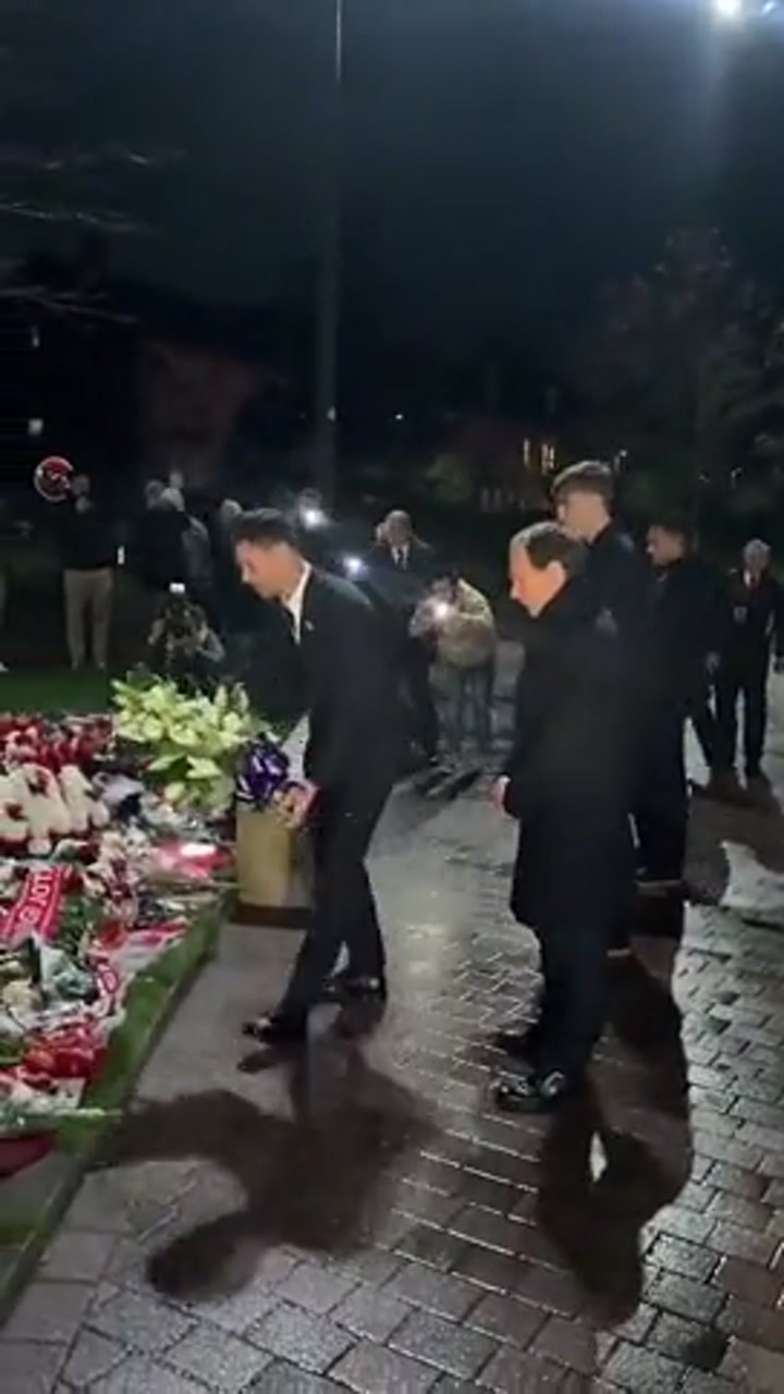 欧冠赛前阿隆索献花致敬若塔 游戏搭子阿诺德带来手柄