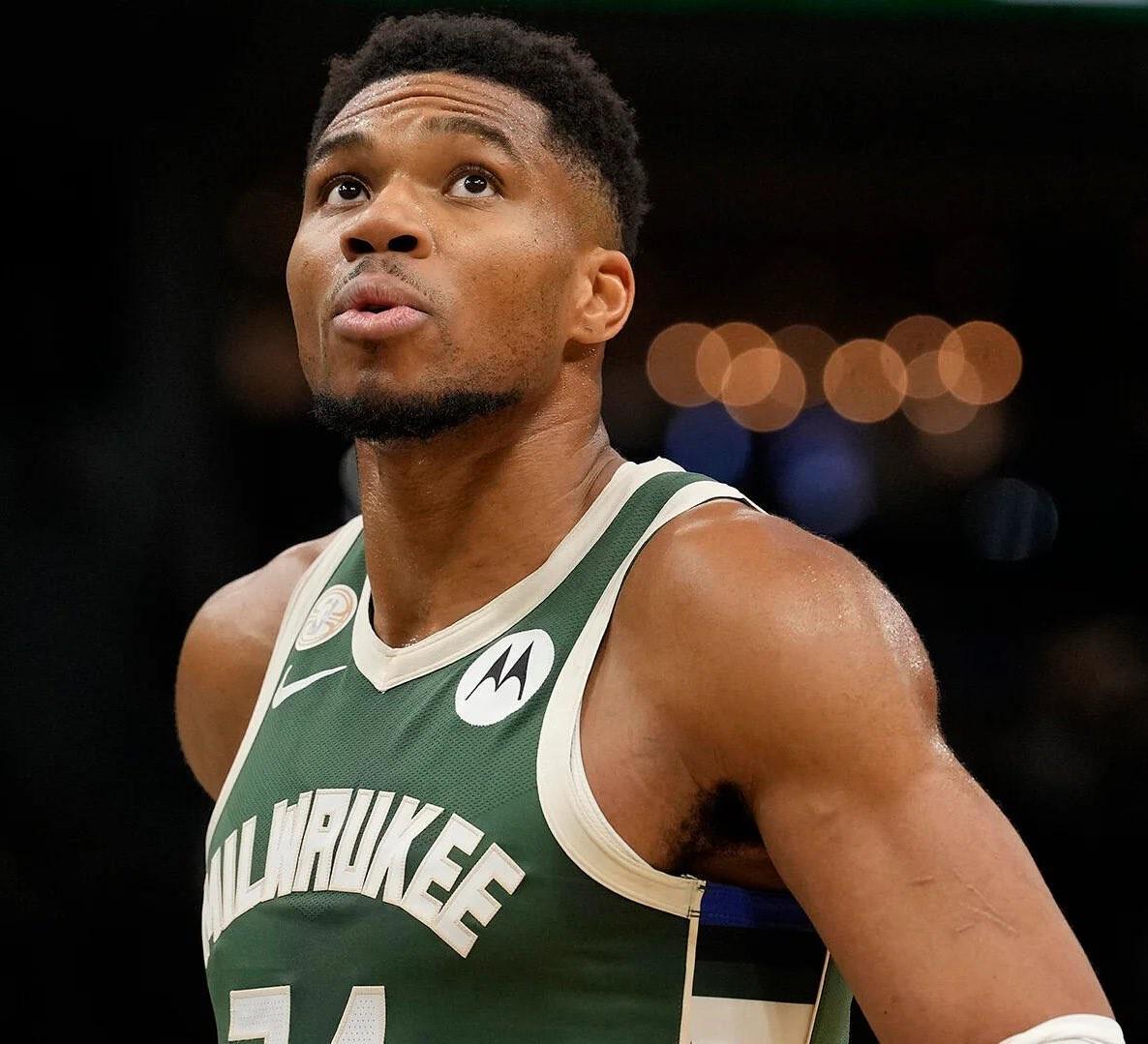 历史最快，字母哥单赛季仅用6场就得到至少200分75板35助