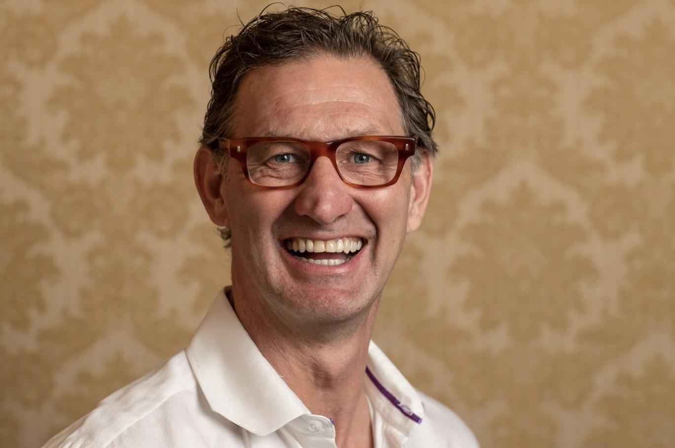 亚当斯：温格为总迟到的赖特推迟了训练，之后他再没迟到过