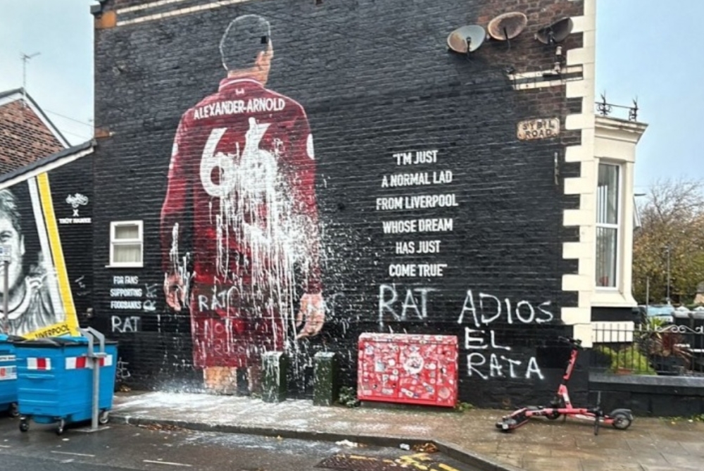 阿诺德利物浦壁画惨遭破坏！被泼白色油漆并配文：“老鼠、再见”