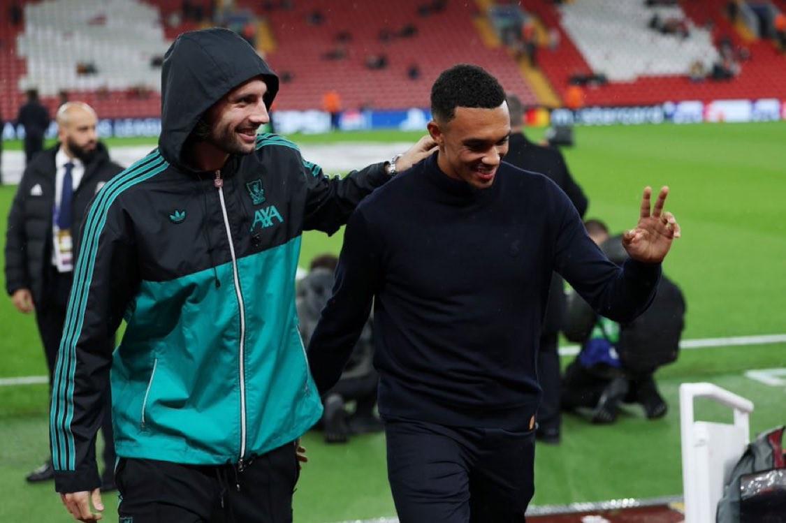 关系不错，阿诺德重返安菲尔德，和索博肩并肩走入球员通道